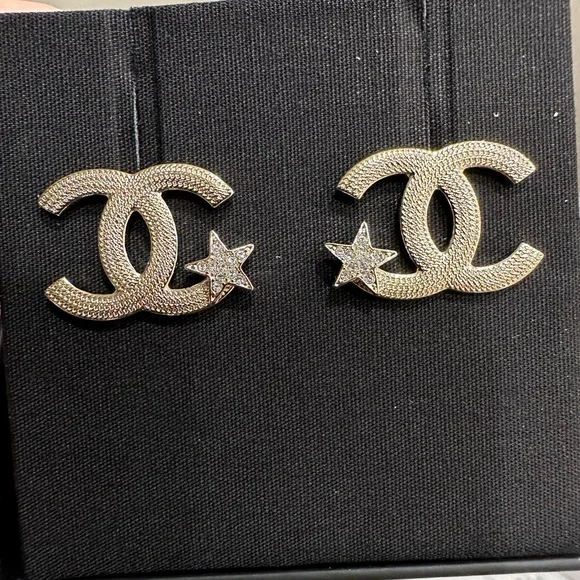 ❌ SOLD ❌ CHANEL 23B Large CC Stud Earrings - Picture 3 of 5